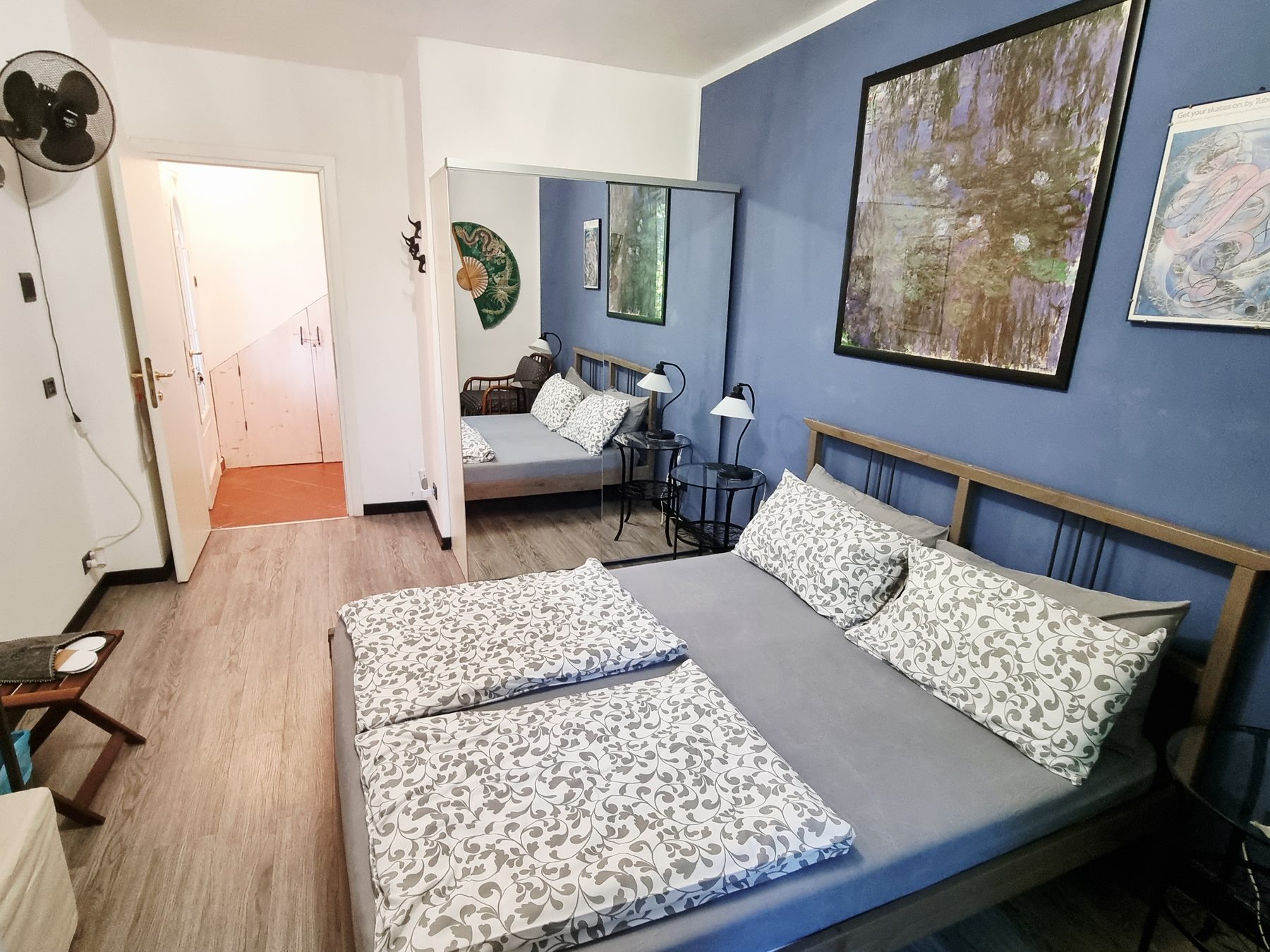 Das Zimmer Giardino mit Doppelbett und blauer Wand