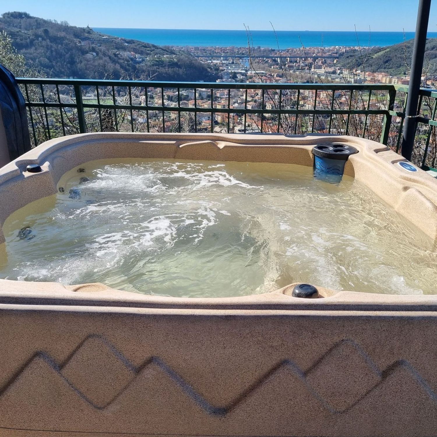 Der Whirlpool im Zimmer Tigullio