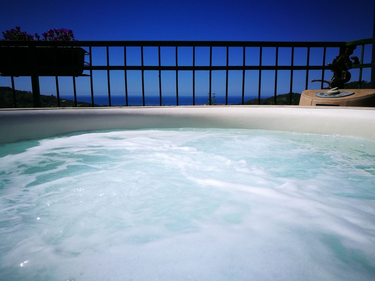 Der Whirlpool auf der Panoramaterrasse, mit Portofino am Horizont